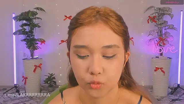 Snapshot of larabae chatting on April 18, 2026, 8:42 pm larabae online show from April 18, 2026, 8:42 pm
