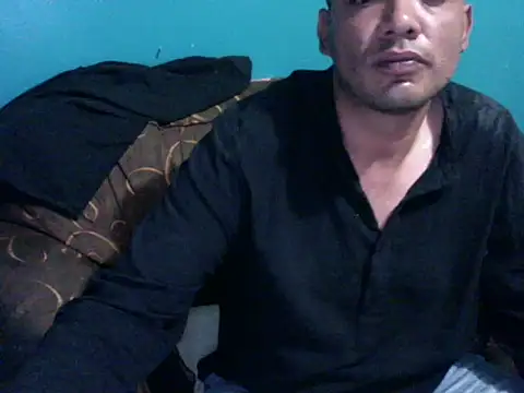 latinomoreno95 online show from May 15, 2026, 11:56 pm
