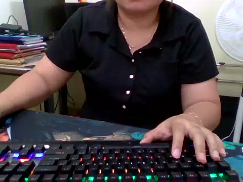 Snapshot of Sarah_no_land chatting on April 29, 2026, 3:43 am Sarah no land online show from April 29, 2026, 3:43 am