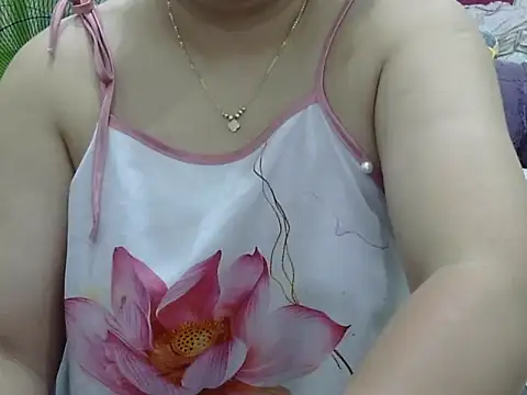 Snapshot of Sarah_no_land chatting on May 16, 2026, 5:48 am Sarah no land online show from May 16, 2026, 5:48 am