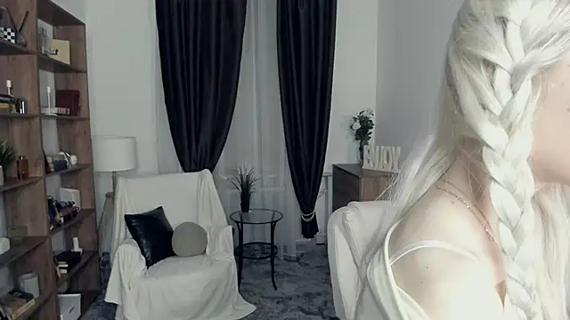 KristalCrowner online show from February 25, 2026, 7:34 pm