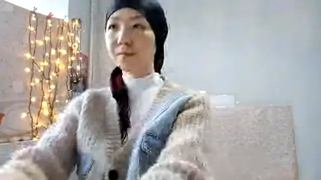 VuiCutie online show from January 12, 2026, 3:45 am