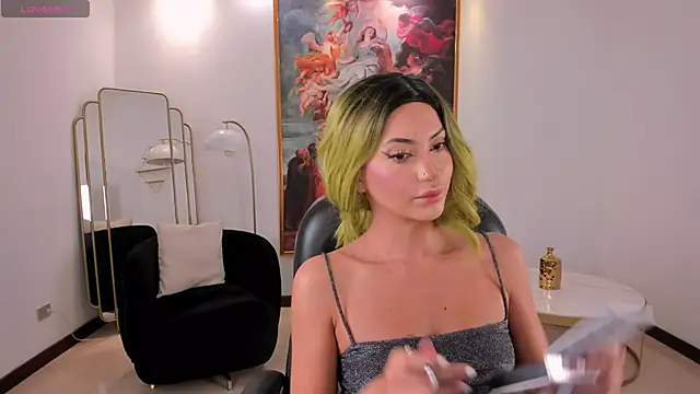 KayraLanne online show from April 17, 2026, 4:04 am