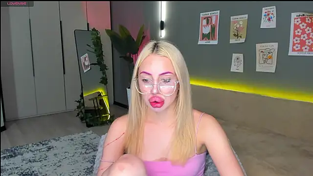 Luna Beverly online show from March 3, 2026, 8:04 pm