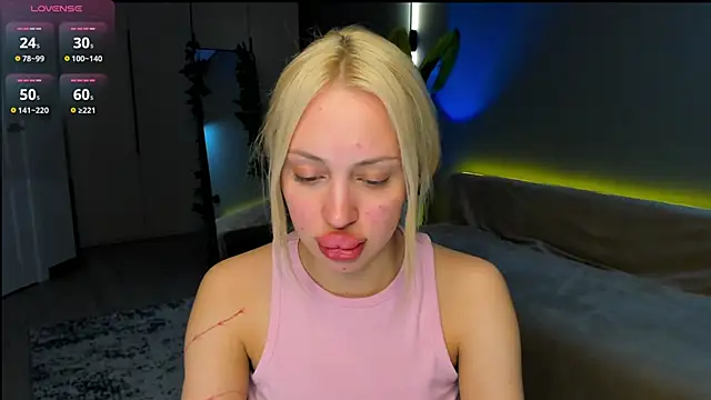 Luna Beverly online show from March 25, 2026, 8:26 pm