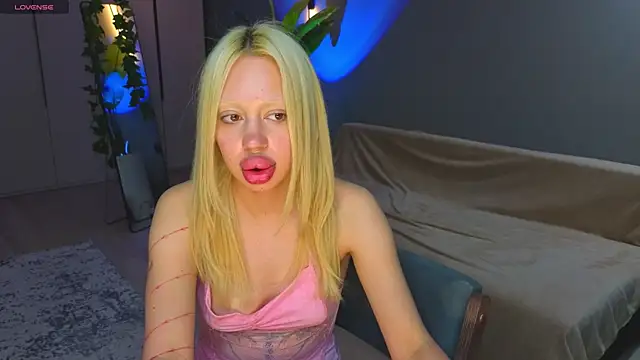 Luna Beverly online show from June 8, 2026, 1:28 am