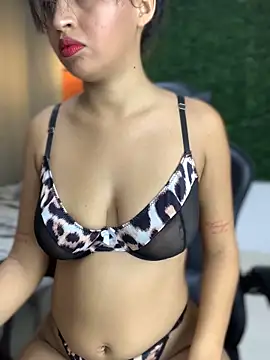 PaulaSweetFire  online show from February 12, 2026, 9:21 pm