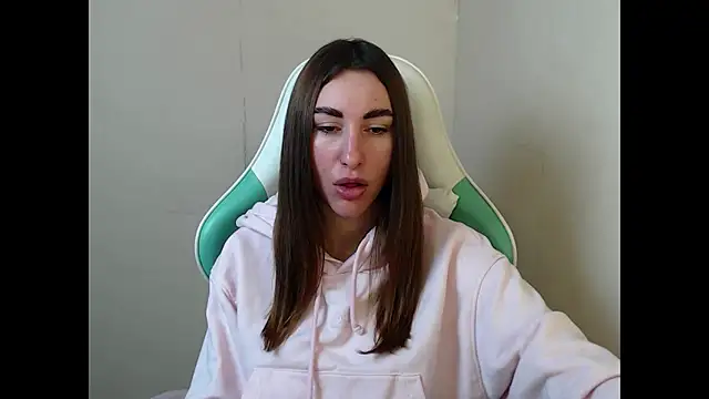 Snapshot of cammila_horn chatting on March 3, 2026, 6:19 am cammila horn online show from March 3, 2026, 6:19 am