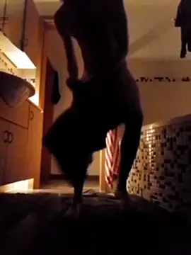 Snapshot of Erz84 chatting on October 22, 2025, 9:58 pm Erz84 online show from October 22, 2025, 9:58 pm