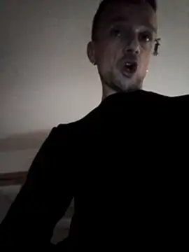 Snapshot of Erz84 chatting on November 10, 2025, 1:32 pm Erz84 online show from November 10, 2025, 1:32 pm