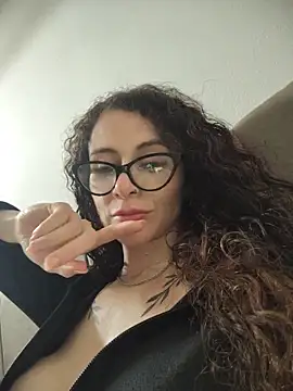 Nanucurlyxx online show from May 31, 2026, 6:42 pm