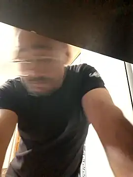 Snapshot of julian-112 chatting on January 11, 2026, 3:28 pm julian-112 online show from January 11, 2026, 3:28 pm