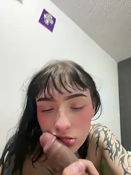 dulce-katt online show from April 14, 2026, 4:07 am