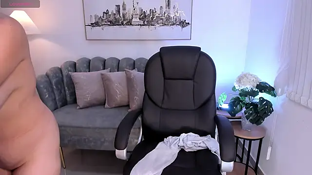 thiara scarlet  online show from February 24, 2026, 8:18 pm