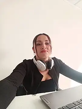 Alejandra N online show from June 10, 2026, 1:21 pm