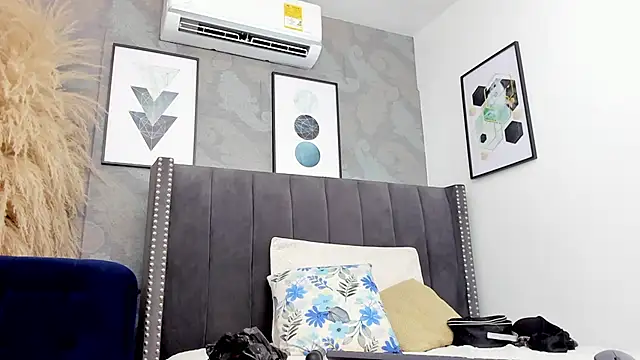 Anikka Albrite  online show from January 16, 2026, 1:26 pm