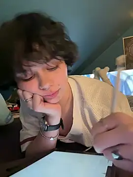 quwuinnie333 online show from January 8, 2026, 5:43 am