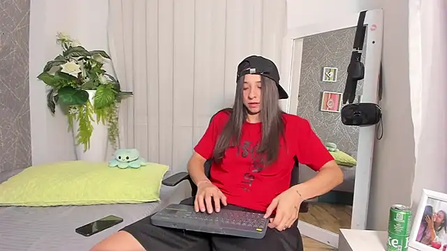 ViictoriiaSaenz online show from April 21, 2026, 5:14 am