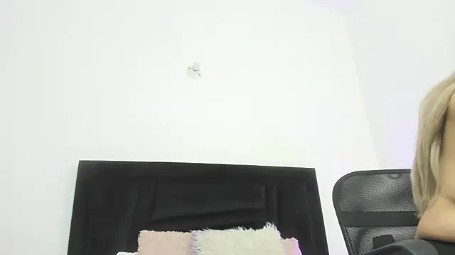 Naugthy Sara online show from April 6, 2026, 7:04 pm