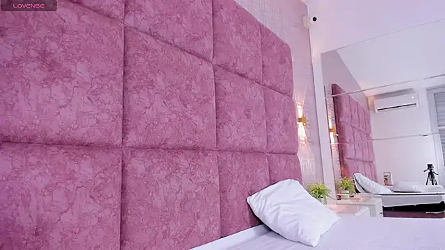 SofiaMontiel online show from January 14, 2026, 1:28 pm