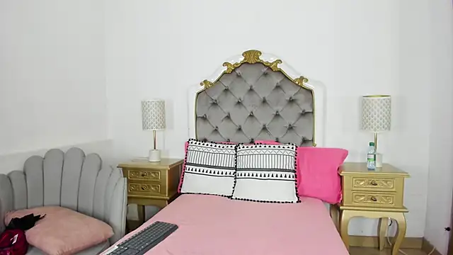 paulina lux online show from February 11, 2026, 8:03 pm