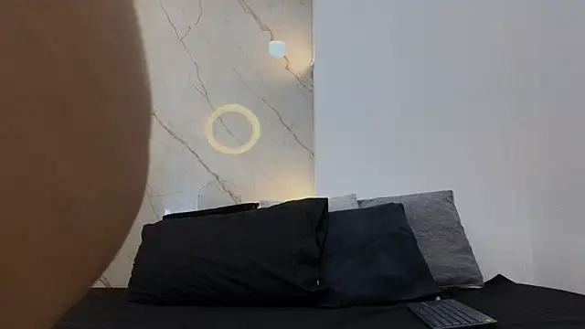 Laura Miller1 online show from February 18, 2026, 8:49 pm