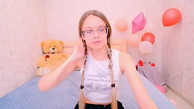 LolliStrawberry online show from February 25, 2026, 7:40 am