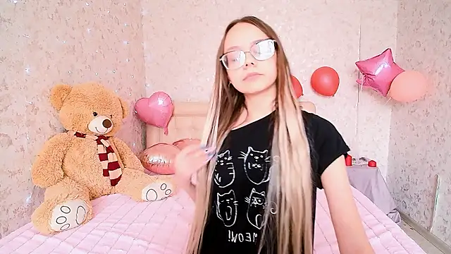 LolliStrawberry online show from March 16, 2026, 5:44 am