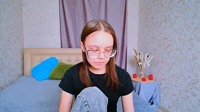 LolliStrawberry online show from April 10, 2026, 10:09 am