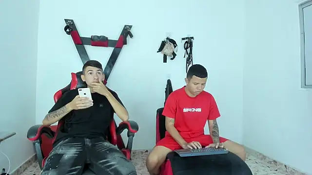 Snapshot of LatinsGuys18 chatting on January 10, 2026, 12:40 pm LatinsGuys18 online show from January 10, 2026, 12:40 pm