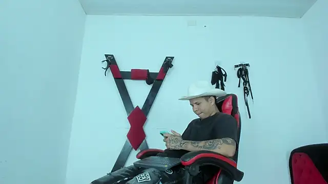 Snapshot of LatinsGuys18 chatting on January 13, 2026, 11:48 am LatinsGuys18 online show from January 13, 2026, 11:48 am