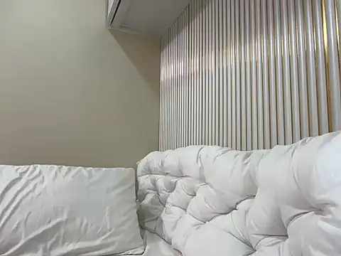 hyacinth30 online show from February 4, 2026, 2:06 am