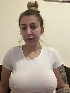 dalia0710 online show from April 15, 2026, 9:48 pm