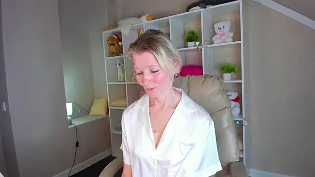 Snapshot of Julie_Lucas chatting on March 3, 2026, 2:39 am Julie Lucas online show from March 3, 2026, 2:39 am