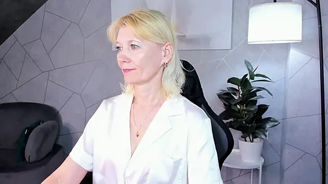 Julie Lucas online show from June 4, 2026, 12:05 am