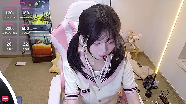 Qiqiiii-05 online show from June 6, 2026, 1:49 pm