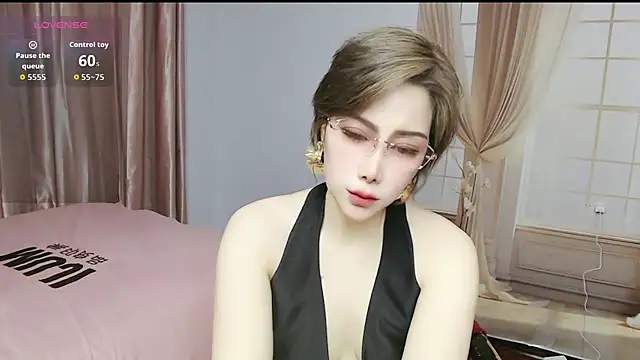 lucyyanyan online show from April 13, 2026, 12:21 pm