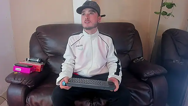 Snapshot of Salvattore_Muller chatting on May 7, 2026, 10:04 pm Salvattore Muller online show from May 7, 2026, 10:04 pm
