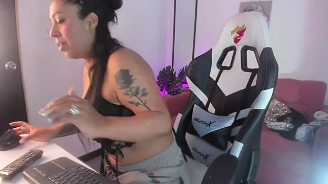 Snapshot of Xiomara_as chatting on February 21, 2026, 12:50 pm Xiomara as online show from February 21, 2026, 12:50 pm