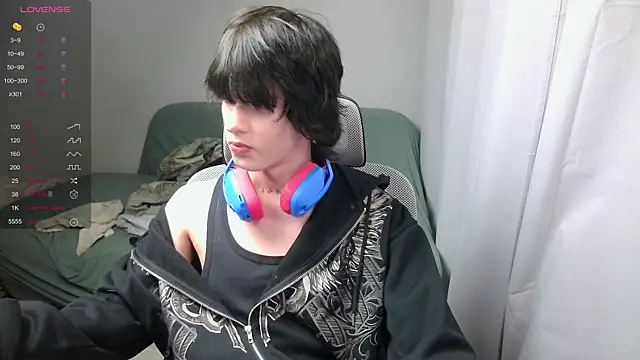 Snapshot of LeonBoykisser chatting on February 26, 2026, 8:35 am LeonBoykisser online show from February 26, 2026, 8:35 am