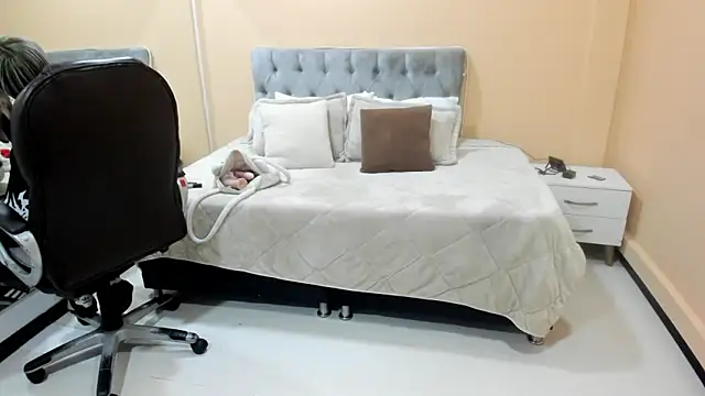 Bela Craxkerr online show from March 15, 2026, 11:49 am