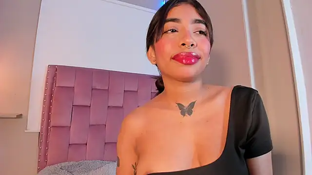 Snapshot of Scarlet_Vixen_ chatting on April 30, 2026, 12:33 pm Scarlet Vixen online show from April 30, 2026, 12:33 pm