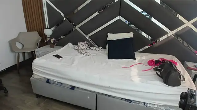 Ambarross  online show from April 4, 2026, 12:46 pm