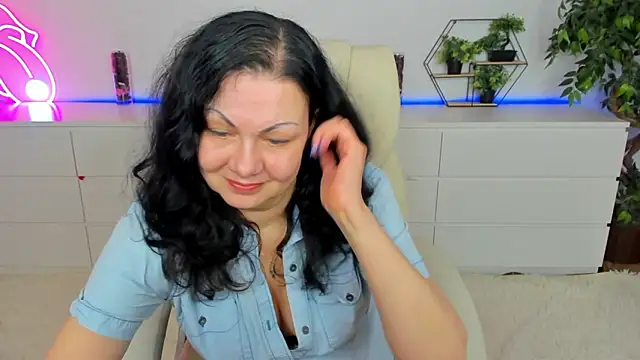 IrissMoon online show from March 5, 2026, 6:31 am