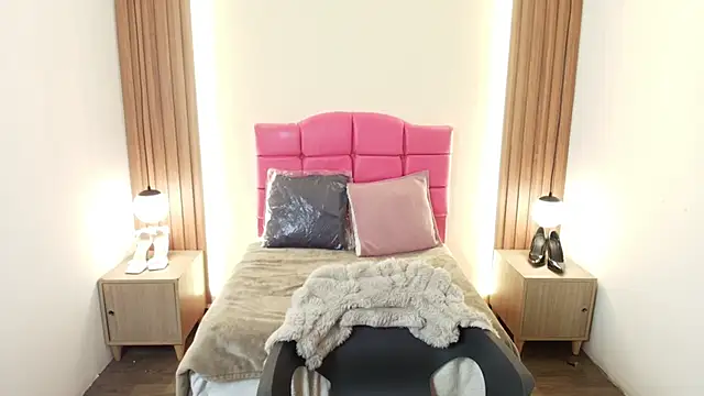 Snapshot of IvonneRoss_ chatting on February 26, 2026, 12:15 pm IvonneRoss online show from February 26, 2026, 12:15 pm