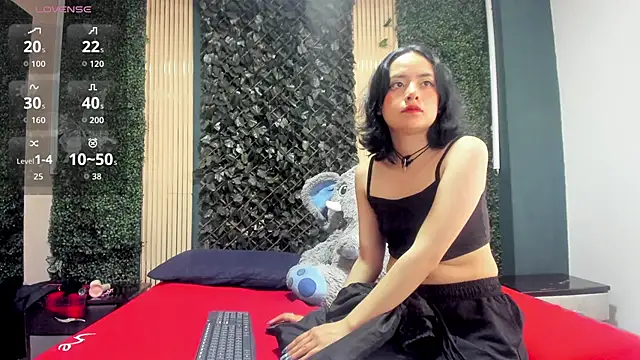 Snapshot of IvyyEmerald chatting on February 9, 2026, 1:04 pm IvyyEmerald online show from February 9, 2026, 1:04 pm