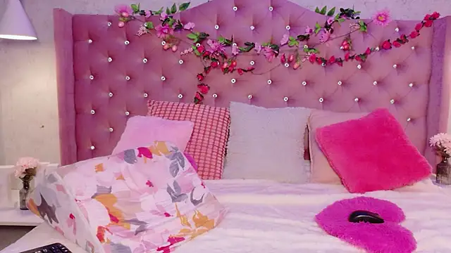 EllieNeptune  online show from April 16, 2026, 9:39 pm