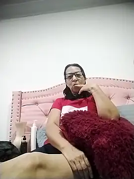 Snapshot of RosseLaure chatting on February 10, 2026, 2:26 am RosseLaure online show from February 10, 2026, 2:26 am