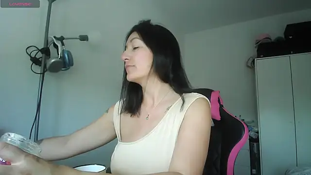 Snapshot of Yulian_Milf chatting on May 31, 2026, 2:46 pm Yulian Milf online show from May 31, 2026, 2:46 pm