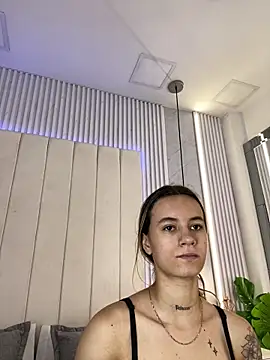 JuliaColemann online show from April 16, 2026, 11:55 am